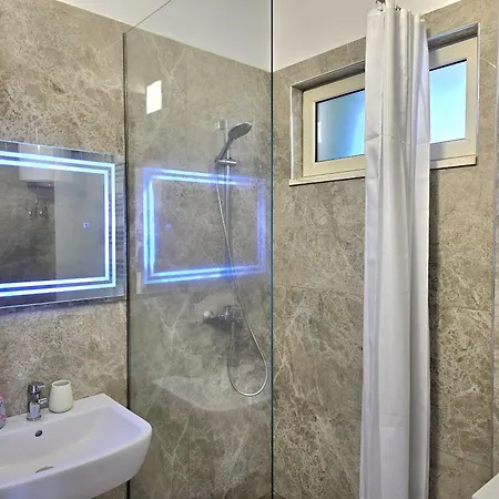 Serenity Penthouse - 260 アパート