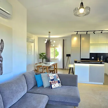 Serenity Penthouse - 260 アパート